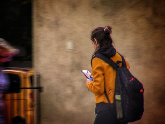 Coraz więcej wypadków wśród pieszych. Winne smartfony?  - grafika
