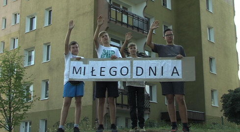 Pozdrawiają kierowców i przechodniów życząc im miłego dnia  - grafika