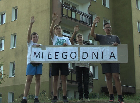 Pozdrawiają kierowców i przechodniów życząc im miłego dnia  - grafika