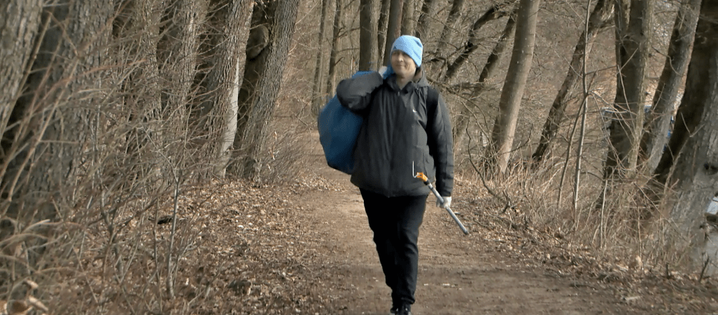 Wolontariusz z Wałcza sprząta okoliczne lasy - VIDEO 