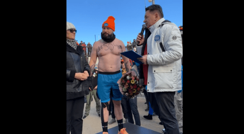 Przebiegł 504 km w samych szortach. Zrobił to dla chorych dzieci  - grafika