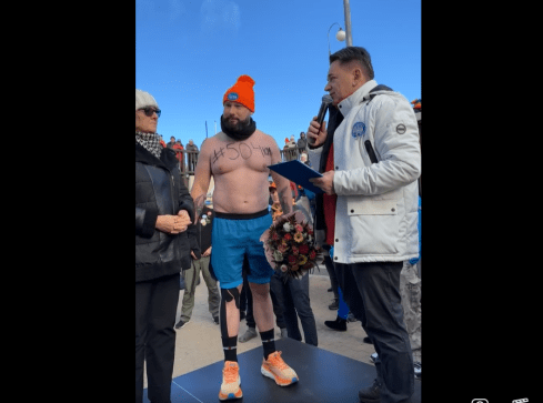 Przebiegł 504 km w samych szortach. Zrobił to dla chorych dzieci  - grafika