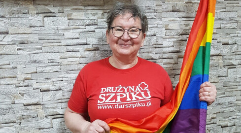 Ksiądz odmówił mszy, bo parafianka jest "zbyt tęczowa"  - grafika