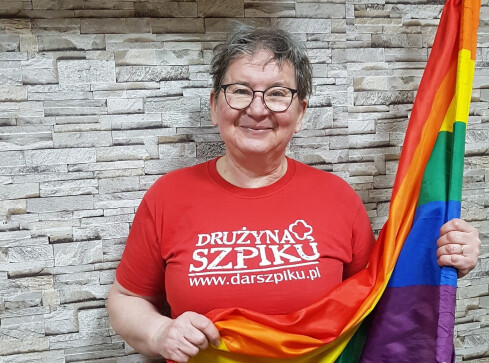 Ksiądz odmówił mszy, bo parafianka jest "zbyt tęczowa"  - grafika