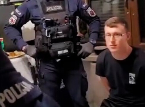Został zatrzymany przez policję. Teraz skarży się na ich działani - grafika