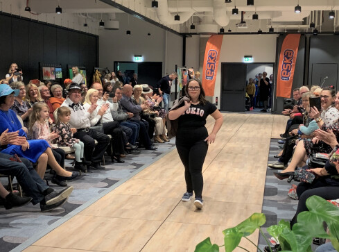 Niepełnosprawni na wybiegu  - grafika