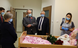 Minister Zdrowia złożył życzenia stulatce w pilskim hospicjum 