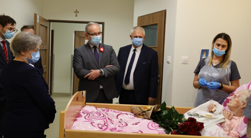 Minister Zdrowia złożył życzenia stulatce w pilskim hospicjum  - grafika