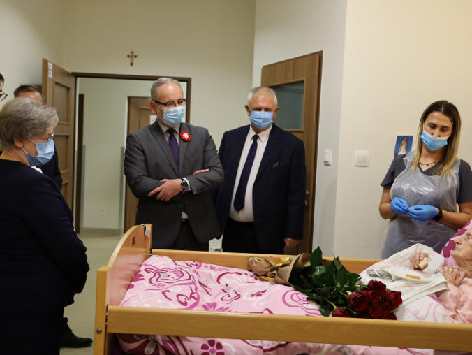 Minister Zdrowia złożył życzenia stulatce w pilskim hospicjum  - grafika