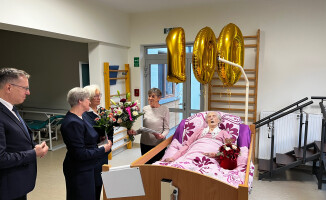 Minister Zdrowia złożył życzenia stulatce w pilskim hospicjum 