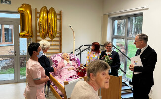 Minister Zdrowia złożył życzenia stulatce w pilskim hospicjum 