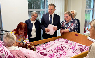 Minister Zdrowia złożył życzenia stulatce w pilskim hospicjum 
