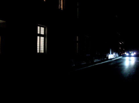 Na ulicach kolejnych miast regionu wieczorem zapadają egipskie ciemno - grafika