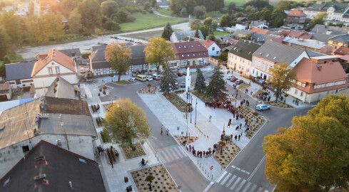 Łobżenicki rynek w końcu świeci pełnym blaskiem - grafika