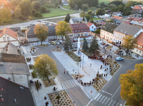 Łobżenicki rynek w końcu świeci pełnym blaskiem - grafika