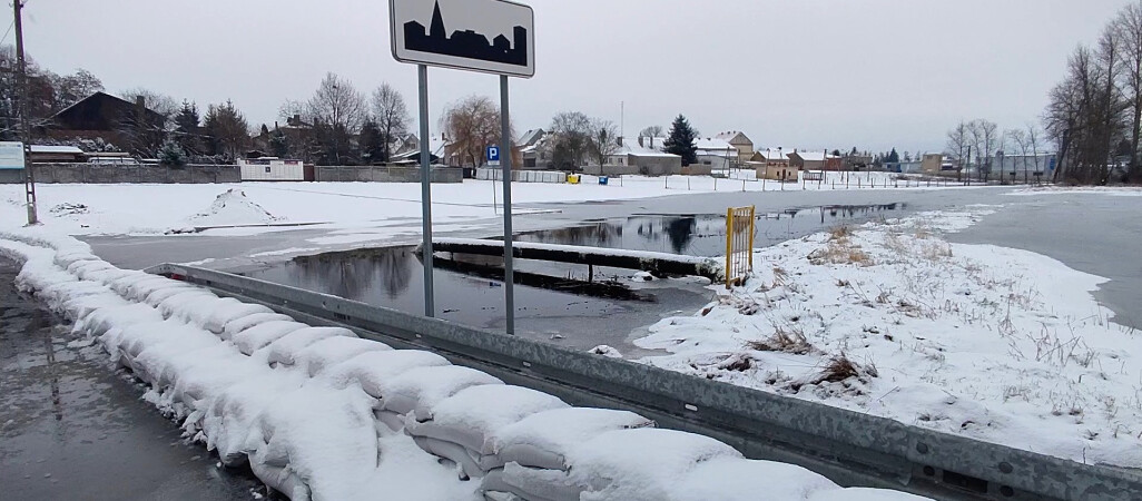 Woda z rowów melioracyjnych zalewa Łobżenicę