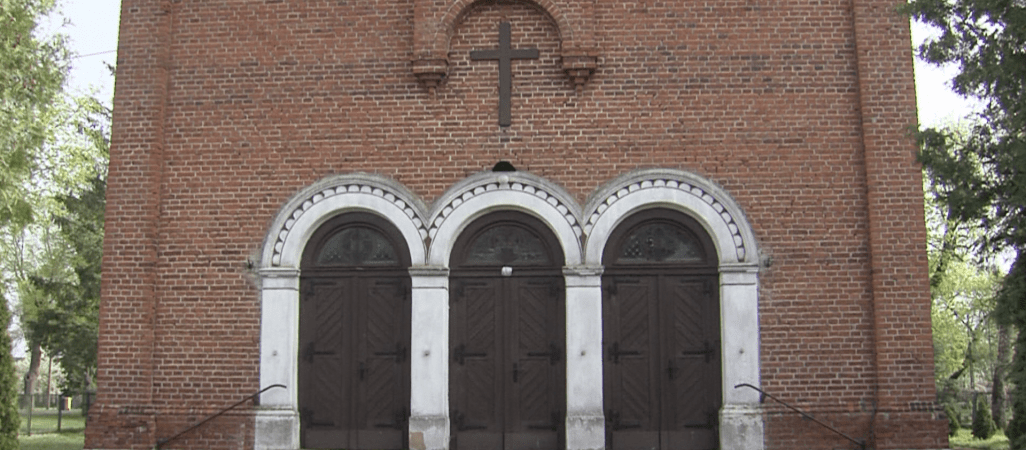Sypie się wieża kościoła w Sokołowie Budzyńskim