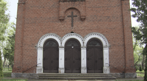 Sypie się wieża kościoła w Sokołowie Budzyńskim - grafika