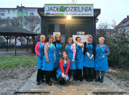 Koło Gospodyń Miejskich gotuje dla Jadłodzielni  - grafika