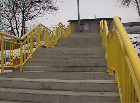 Są nowe schody, ale podjazd dla wózków zniknął  - grafika