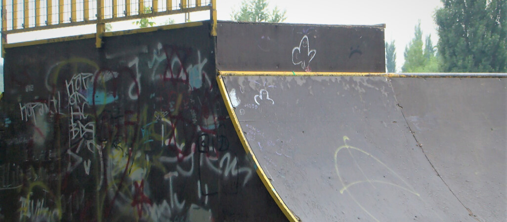 Wandale zniszczyli skatepark przy chodzieskiej promenadzie 