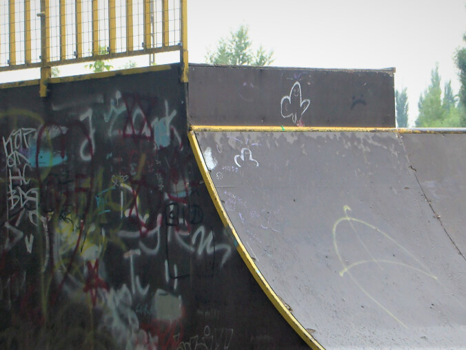Wandale zniszczyli skatepark przy chodzieskiej promenadzie  - grafika
