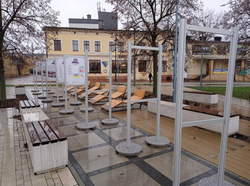 Zdewastowana wystawa plenerowa - grafika