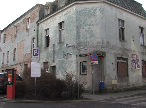 Kamienica straszy w samym centrum miasta. Jest na sprzedaż  - grafika