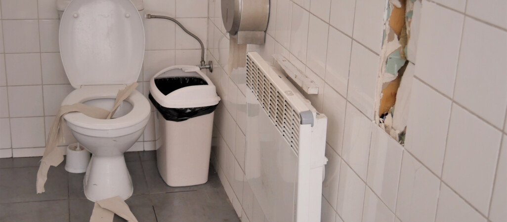 Wandale zdewastowali szalet miejski