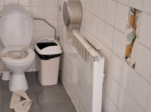 Wandale zdewastowali szalet miejski  - grafika