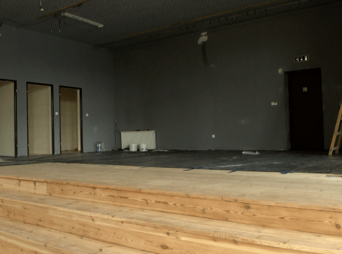 Trwa modernizacja Krajeńskiego Ośrodka Kultury. Remontują go pracow - grafika