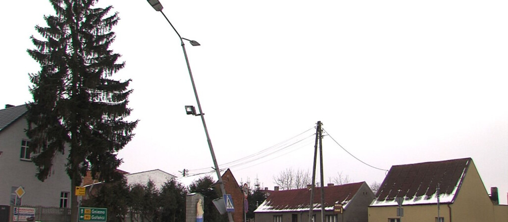 Boją się, że uszkodzony słup się przewróci 