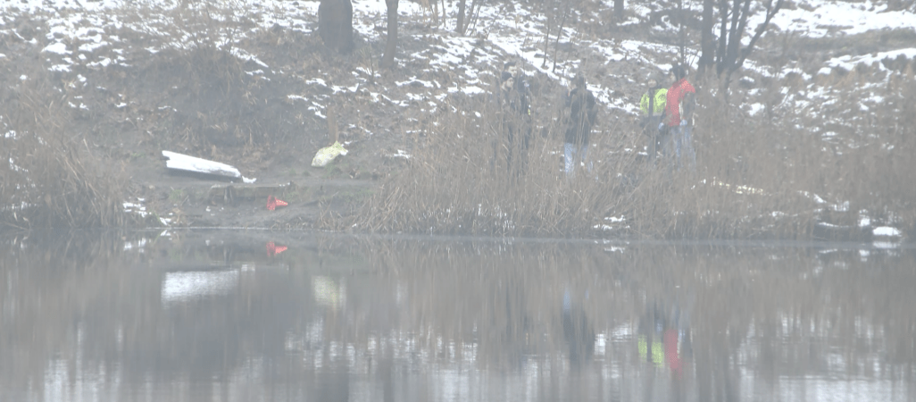 Strażacy wyłowili ciało z glinianek w Pile - ZDJĘCIA [AKTUALIZACJA]