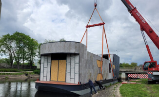Pływające biuro architektoniczne z kawiarnią na dachu 