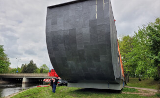 Pływające biuro architektoniczne z kawiarnią na dachu 