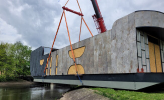 Pływające biuro architektoniczne z kawiarnią na dachu 