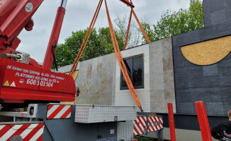 Pływające biuro architektoniczne z kawiarnią na dachu 