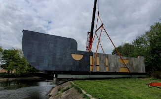 Pływające biuro architektoniczne z kawiarnią na dachu 