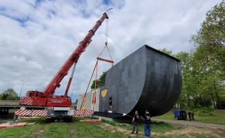 Pływające biuro architektoniczne z kawiarnią na dachu 