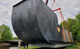 Pływające biuro architektoniczne z kawiarnią na dachu 