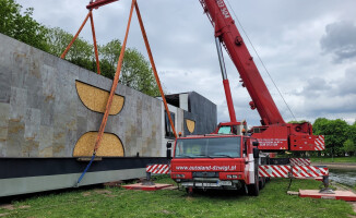 Pływające biuro architektoniczne z kawiarnią na dachu 