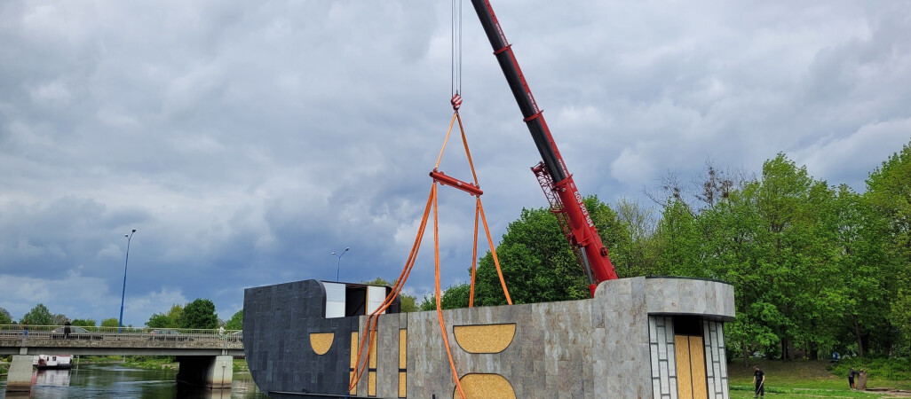 Pływające biuro architektoniczne z kawiarnią na dachu 