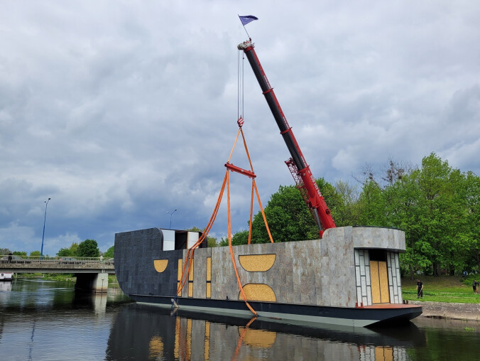 Pływające biuro architektoniczne z kawiarnią na dachu  - grafika