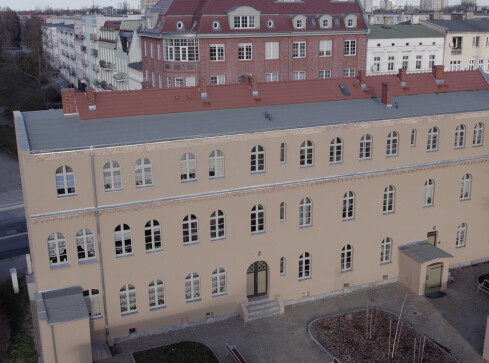 Woda zalewa podwórko, korytarz i piwnice - grafika