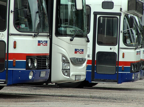 Za mało autobusów, a bilety za drogie - grafika