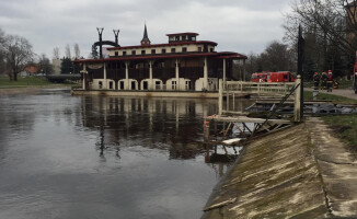 Barka Mississippi odpłynęła w stronę mostu Krzywoustego