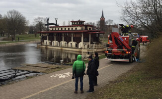 Barka Mississippi odpłynęła w stronę mostu Krzywoustego