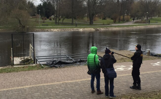 Barka Mississippi odpłynęła w stronę mostu Krzywoustego