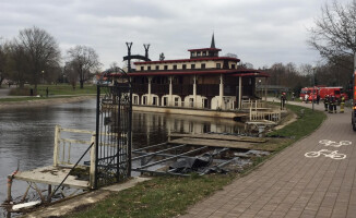 Barka Mississippi odpłynęła w stronę mostu Krzywoustego