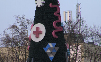 Choinka w podziękowaniu dla służby zdrowia w Pile [GALERIA]
